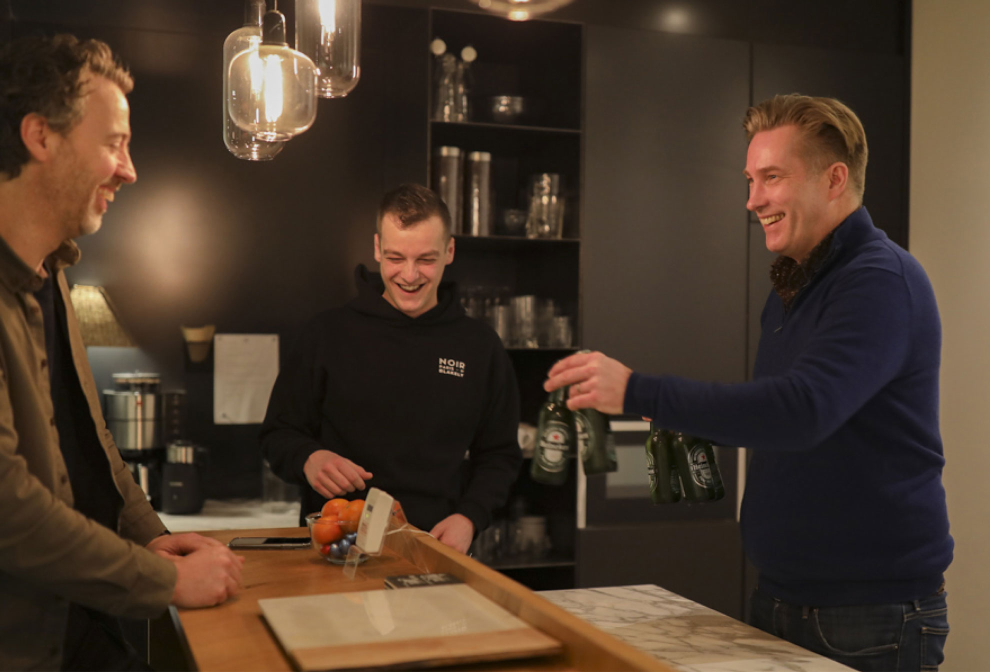 Een foto van JanJochem, Danny, en Ivo die gezamenlijk de vrijdag afsluiten met een borrel.