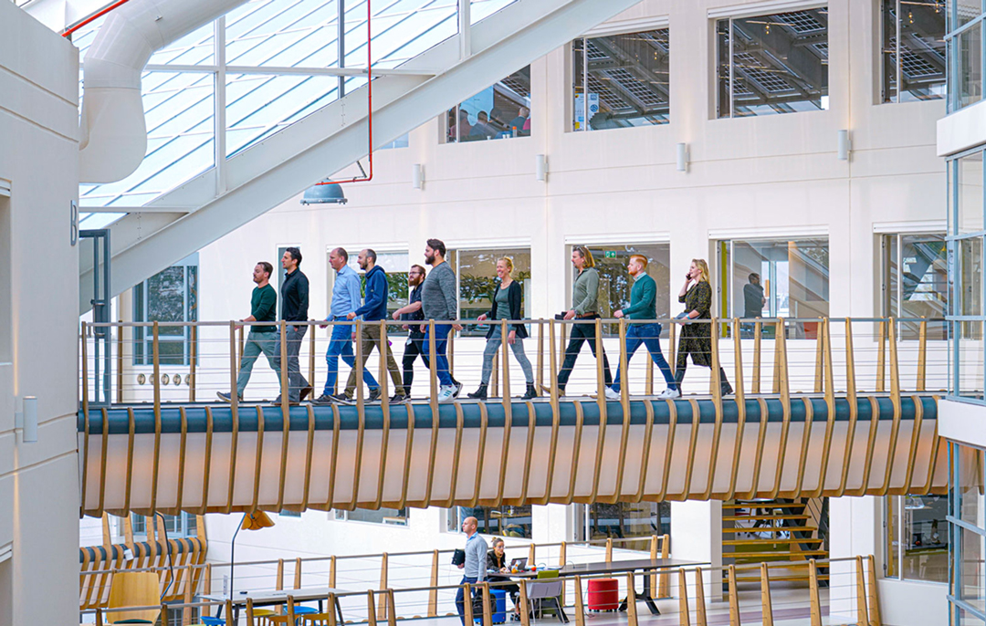Foto van mensen die over een brug lopen tijdens de Alliander Leiderschapsdag