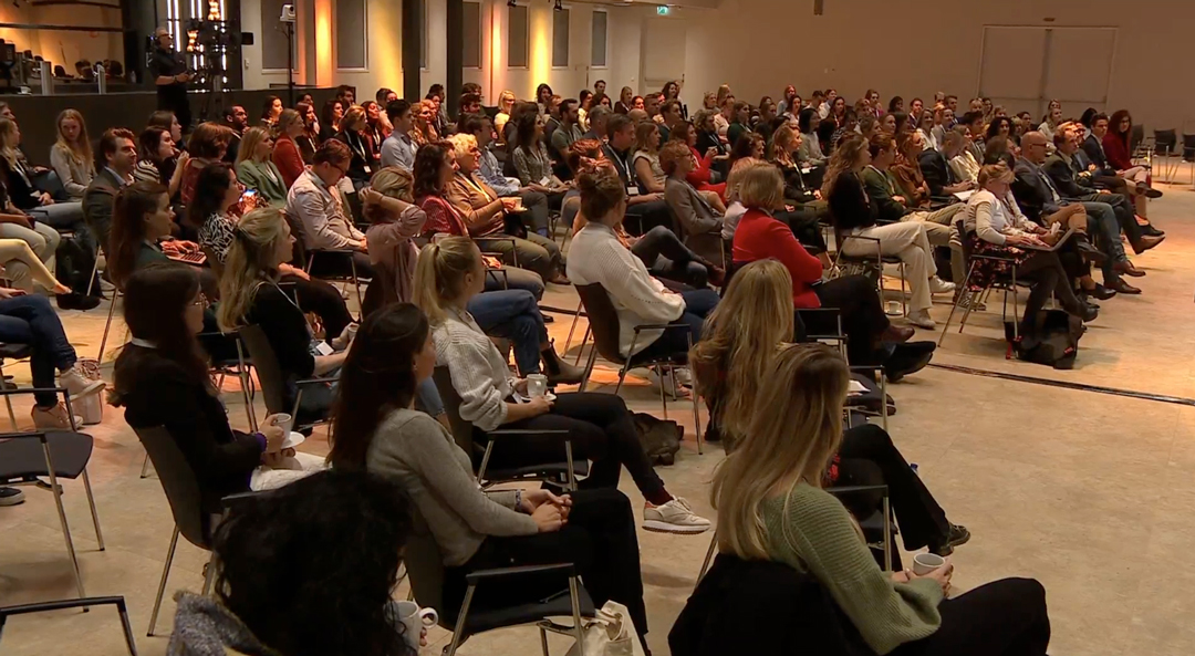 Screenshot genomen tijdens het online congres van Amsterdam UMC Connecting the Brain waarop deelnemers te zien zijn