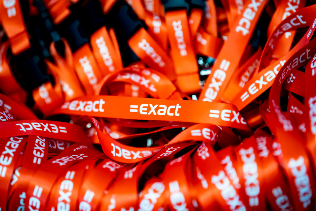 Foto van de keycords met het Exact logo erop