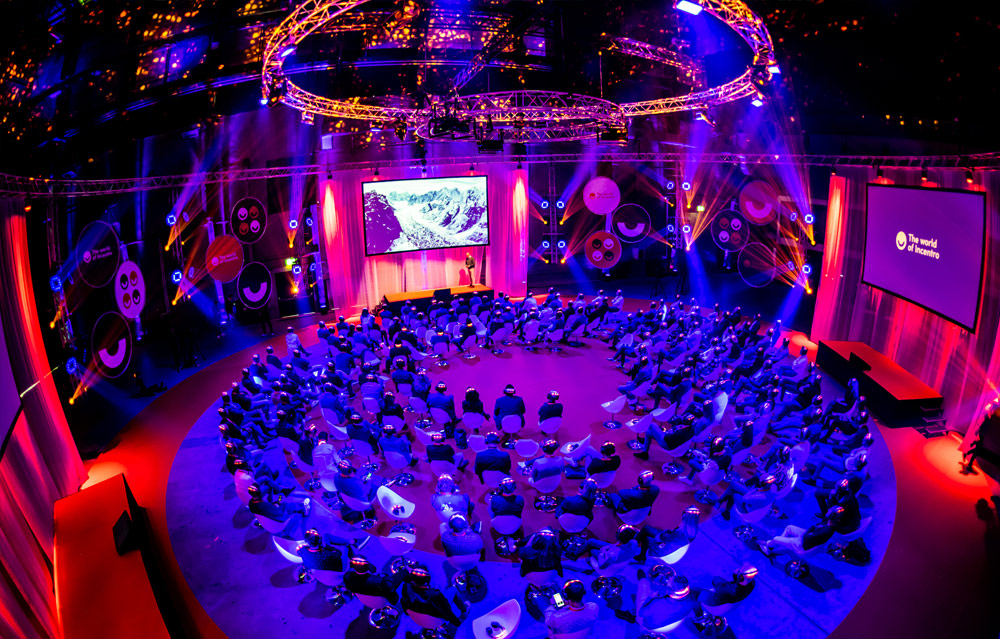 Foto van een volle zaal met bezoekers tijdens het World of Incentro evenement.