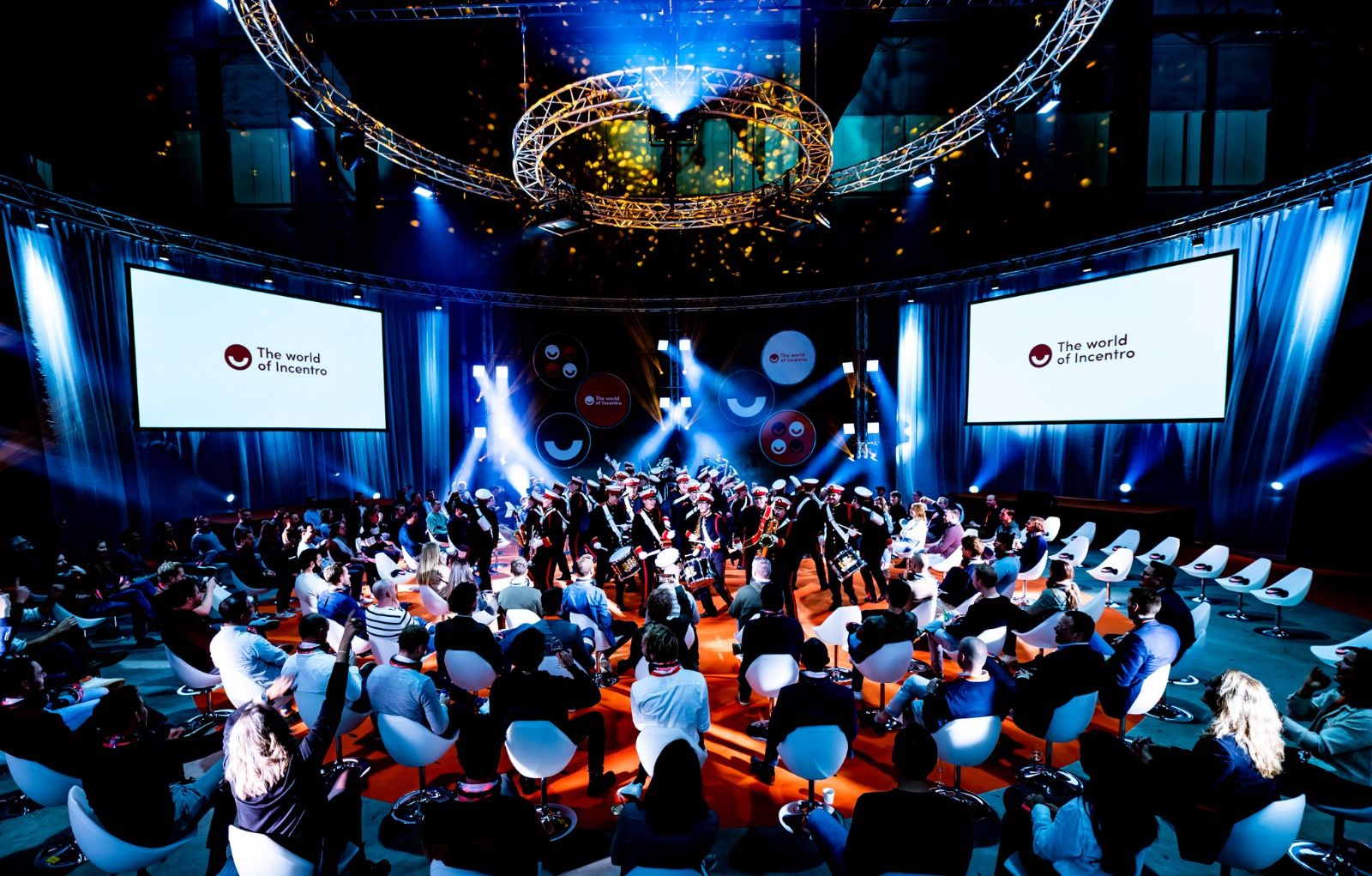 Sfeerfoto van het World of Incentro evenement met mensen in de zaal
