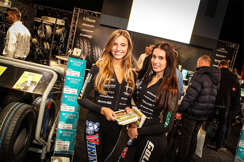 Foto van twee medewerkers die aanwezig waren op de Automotive Expo