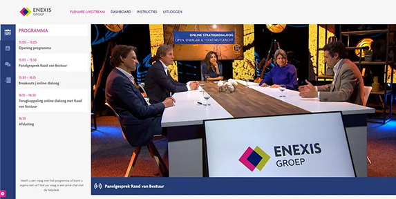 Congres Online met in beeld mensen aan vergadertafel