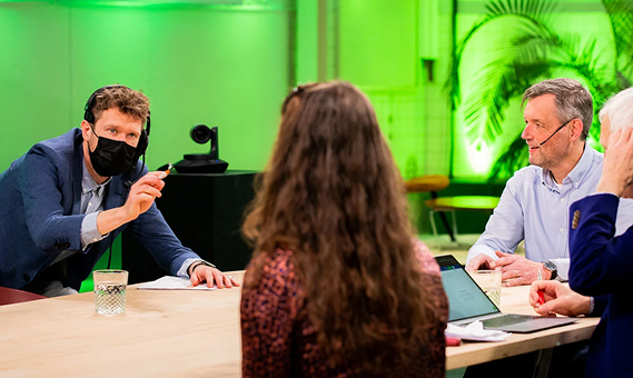 Drie sprekers die een generale repetitie houden voor Congres Online