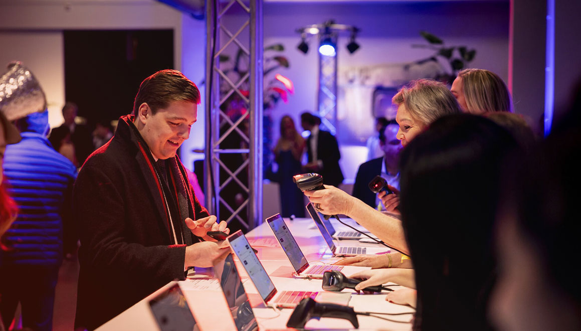 Mockup van een registratiewebsite op een laptop.