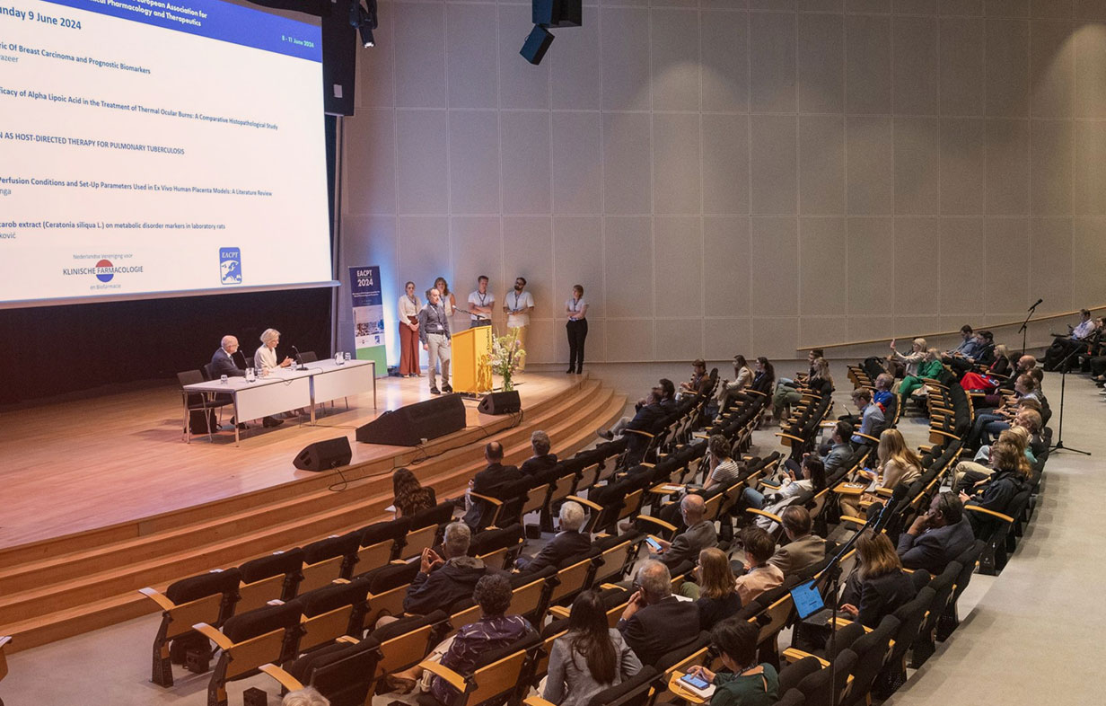 Mock-up van onze Abstract & Review module op een telefoon- en computerscherm.