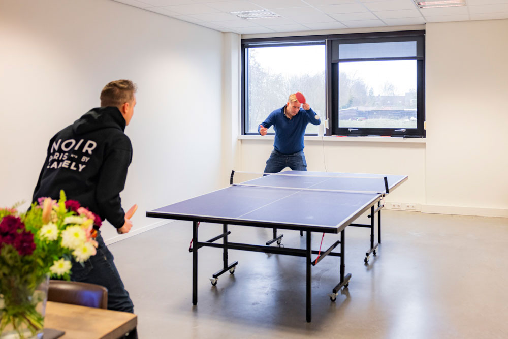 Een foto van Danny en Ivo in actie tijdens een potje tafeltennis.